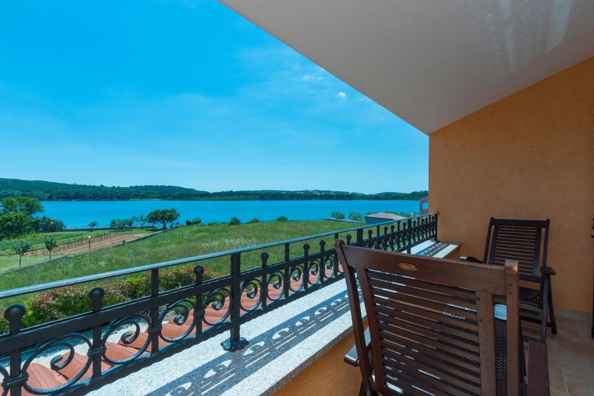 Ferienhaus In Pomer Mit Privatem Beheizten Pool Und Meerblick Exterior photo